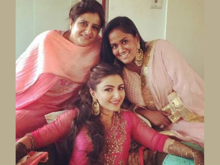 സോഹ അലിഖാന്‍റെ മൈലാഞ്ചി കല്യാണത്തിന്‍റെ ചിത്രങ്ങള്‍ കാണൂ