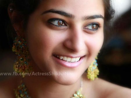 അന്ന് ദുല്‍ഖറിന്റെ നായിക, ഇന്ന് സഹ സംവിധായിക