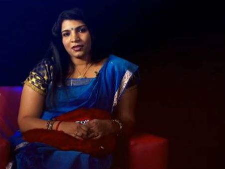 പ്രണയിക്കുന്നവര്‍ക്ക് പത്ത് കല്‍പനകളുമായി സരിത എസ് നായര്‍