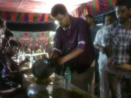 മൂന്ന് മണിക്കൂറ് കൊണ്ട് 820 പേര്‍ക്ക് വിജയ് ബിരിയാണി വിളമ്പി