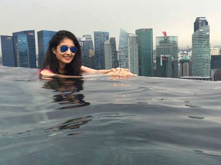 വെള്ളത്തിന് മുകളില്‍ പൊങ്ങികിടക്കുന്ന ഈ നടിയെ മനസ്സിലായോ?