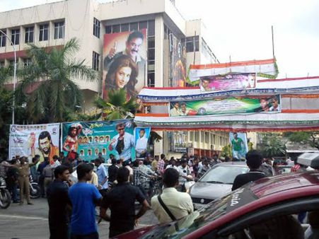 വ്യാജനെ തടയാന്‍ മൂന്നുമാസം റിലീസ് നിര്‍ത്തിവെക്കുന്നു