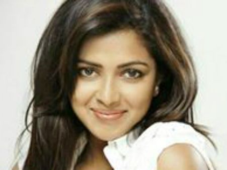 ഫേസ്ബുക്കിലൂടെ അമല പോള്‍ ആരാധകരോട് അഭ്യര്‍ത്ഥിച്ചത് ഇതിന് വേണ്ടിയോ?