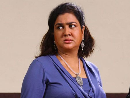 സോഷ്യല്‍ മീഡിയ വേട്ടയാടുന്നെന്ന് ഉര്‍വശി