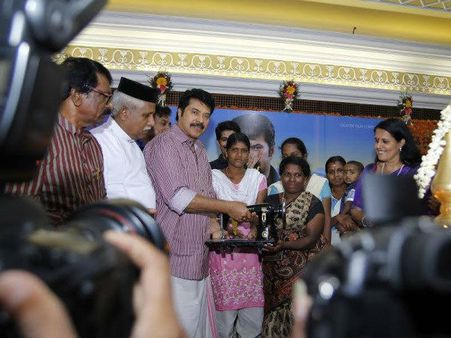 ആദിവാസി പെണ്‍കുട്ടികള്‍ക്ക് തയ്യല്‍ മെഷിന്‍ നല്‍കി മമ്മൂട്ടിയുടെ ചിത്രത്തിന് പൂജ