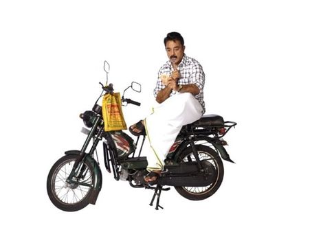 ഹെല്‍മറ്റ് ധരിക്കാതെ സ്‌കൂട്ടര്‍ ഓടിച്ചതിന് കമലഹാസന്‍ മാപ്പ് പറഞ്ഞു.