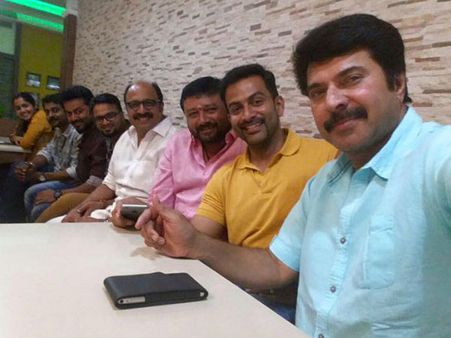 സിദ്ദിഖിന്റെ വീട്ടില്‍ ഇഫ്താര്‍ വിരുന്നിനെത്തിയപ്പോള്‍ മമ്മൂട്ടിയുടെ സെല്‍ഫി