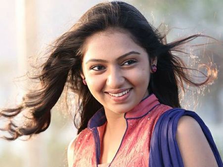 ലക്ഷമി മേനോന്റെ ഓ കോഫ് പെണ്ണേ ഗാനത്തിന്റെ മേക്കിംഗ് വീഡിയോ കാണാം