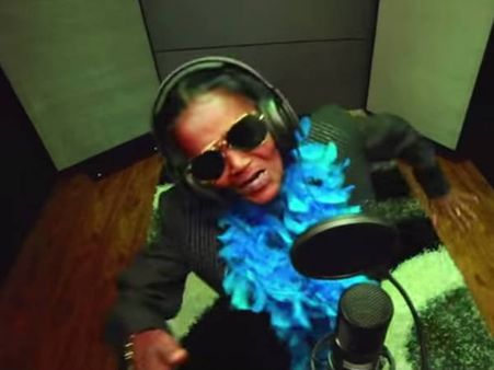 തകര്‍പ്പന്‍ പാട്ടുമായി മോളി ആന്റി, വീഡിയോ കാണൂ