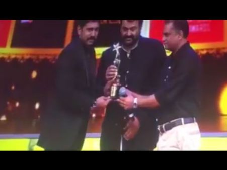 മികച്ച നടനുള്ള സിമ അവാര്‍ഡ് നിവിന്‍ പോളിയ്ക്ക് നല്‍കിയത് മോഹന്‍ലാല്‍; കാണൂ