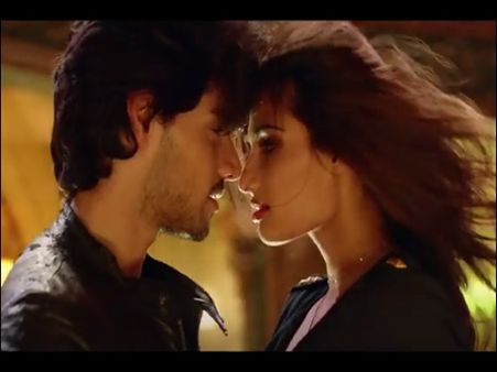 ഹീറോ എന്ന ചിത്രത്തിനുവേണ്ടി സല്ലു പാടിയ പാട്ട് കാണൂ..