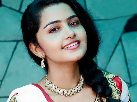 അനുപമ പരമേശ്വരന്‍ അതിര്‍ത്തി കടന്ന് പ്രണയിക്കുന്നു