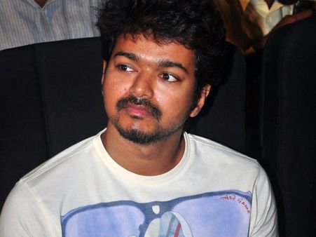 പുലിയുടെ റീലിസിന് ശേഷം കണ്ണുനീരില്‍ കുതിര്‍ന്ന സ്വാന്തനവുമായി വിജയ് ആരാധകരുടെ കുടുംബത്തിലേക്ക്