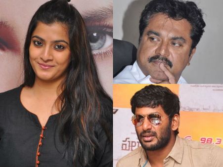 വരലക്ഷ്മി ആര്‍ക്കൊപ്പം നില്‍ക്കും, കാമുകന്‍ വിശാലിനൊപ്പമോ അച്ഛന്‍ ശരത്ത് കുമാറിനൊപ്പമോ?