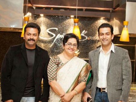 പൃഥ്വിയ്ക്ക് എന്തെങ്കിലും വിഷമമുണ്ടായാല്‍ ഇന്ദ്രനാണ് ദുഃഖം: മക്കളെ കുറിച്ച് മല്ലിക പറയുന്നു