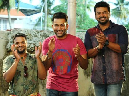 ഏഴ് ദിവസം എട്ട് കോടി; അമറും അക്ബറും അന്തോണിയും ബോക്സോഫീസില്‍ തകര്‍ക്കുന്നു
