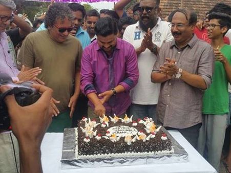 കിങ് ലയറിന്റെ സെറ്റില്‍ ദിലീപിന് സര്‍പ്രൈസ് പിറന്നാള്‍ ആഘോഷം