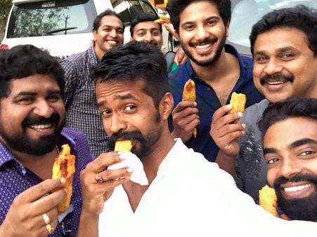 ദിലീപിനൊപ്പം ദുല്‍ഖറിന്റെ 'പഴംപൊരി സെല്‍ഫി' വൈറലാകുന്നു