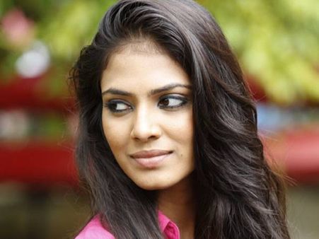 മാളവിക അതിര് കടക്കുന്നുവെന്നത് ശരിയാണോ?