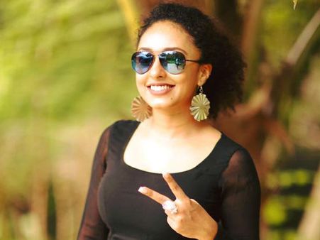 ഞാന്‍ മണ്ടിയല്ല, നിഷ്‌കളങ്കയുമല്ല: പേളി പറയുന്നു