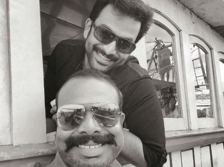 പൃഥ്വിരാജിനൊപ്പം ചെമ്പന്റെ ഒരു ബ്ലാക്ക് ആന്റ് വൈറ്റ് സെല്‍ഫി; കിടു അല്ലേ...