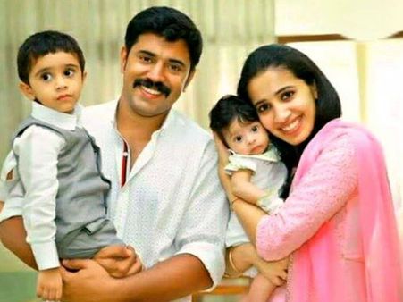 നിവിന്‍ പോളിയ്ക്ക് രണ്ടാമത് കുഞ്ഞ് ജനിച്ചോ, ഇതാണോ പൂര്‍ണ കുടുംബം?