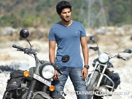 ഒരു കൂട്ടം വിദ്യാര്‍ത്ഥിള്‍ക്കൊപ്പം ദുല്‍ഖര്‍, എന്തിനാണെന്നോ?