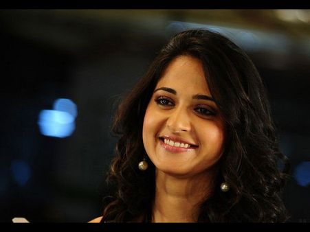 സോഷ്യല്‍ മീഡിയ വെറുപ്പിക്കുന്നുവെന്ന് അനുഷ്‌ക, അപ്പോള്‍ ഫേസ്ബുക്കില്‍ സജീവമാണല്ലോ?