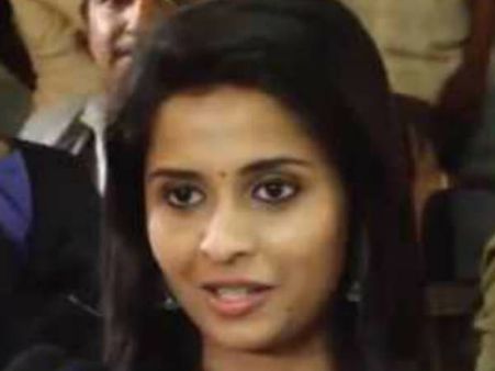 മലയാളത്തിലും തെലുങ്കിലും ഒരേ സമയം, വിജയ കുമാറിന്റെ മകള്‍ അര്‍ഥന തിളങ്ങാന്‍ തന്നെയാണല്ലോ?