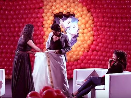 മുണ്ട് ഉടുത്തപ്പോള്‍ ഷാരൂഖ് തനി മലയാളി, മുണ്ടു ഉടുപ്പിച്ചതാരണെന്നോ?