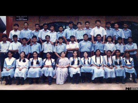 ഈ ഫോട്ടോയില്‍ ഒരു യുവ സൂപ്പര്‍സ്റ്റാര്‍ ഉണ്ട്, ആരാണെന്ന് പറയാമോ?