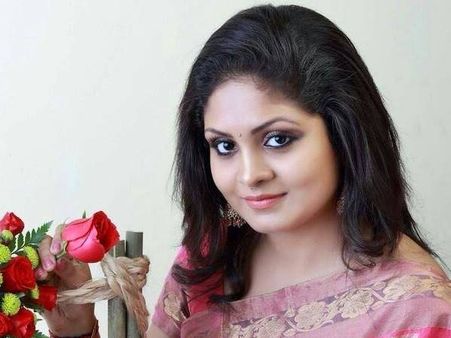 പരസ്പരം സീരിയലിനെ വിമര്‍ശിച്ചവര്‍ക്കെതിരേ ഗായത്രി അരുണ്‍