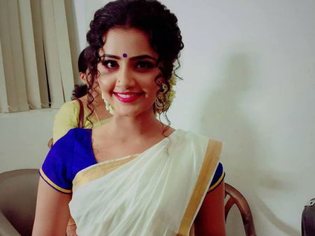 നാടന്‍ വേഷത്തിലും മോഡേണായി മേരി !