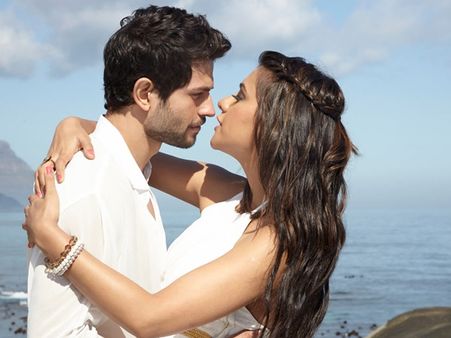 പെര്‍ഫക്ട് ലിപ് ലോകിന് വേണ്ടി 33 തവണ ചുംബിച്ചപ്പോള്‍, റൂഹി സിങ് പറയുന്നു