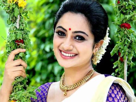 എന്റെ വിവാഹത്തിന് കറുപ്പോ വെളുപ്പോ സാരിയായിരിക്കും, നമിതയുടെ ആഗ്രഹം ഇങ്ങനെ!!
