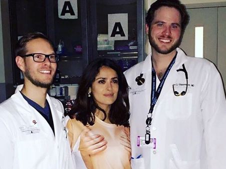 സല്‍മ ഹെയികിന്റെ വസ്ത്രം വിവാദമാകുന്നു!!