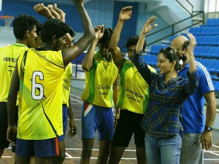 മഞ്ജു വാര്യര്‍ വോളിബോള്‍ പരിശീലിക്കുന്നത് കണ്ടോ!!