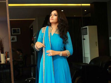 കാവ്യയുടെ വിവാഹത്തെ കുറിച്ച് ഞങ്ങള്‍ തീരുമാനിച്ചിട്ടില്ല, പിന്നെ ആര്‍ക്കാണ് കുഴപ്പം