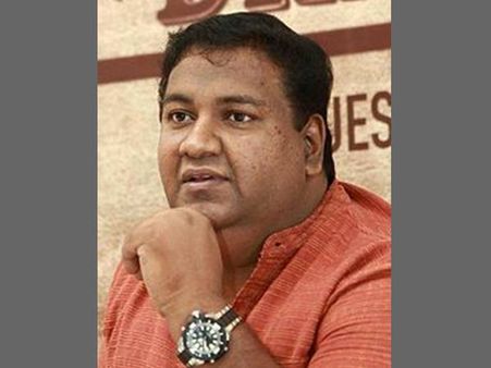 സംവിധായകന്‍ രാജേഷ് പിള്ളയ്ക്ക് ഉറങ്ങാതിരുന്നതുകൊണ്ടുള്ള ക്ഷീണം മാത്രം, വിശദീകരണവുമായി വേട്ട ടീം