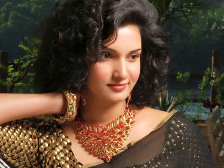 അവളുടെ രാവുകളല്ല, അവരുടെ രാവുകള്‍; നായിക ഹണി റോസ്!!