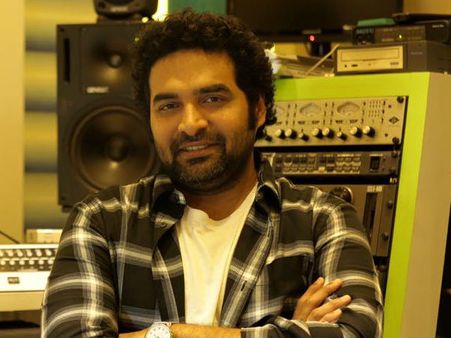ആ തന്തയില്ലാത്ത പ്രിന്‍സിപ്പലിന്റെ ഫോണ്‍നമ്പറുണ്ടോ?; ഗോപി സുന്ദര്‍ ചോദിക്കുന്നു