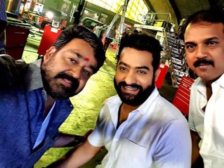 ഒരു കിടിലന്‍ സെല്‍ഫി!! ജനതാഗാരേജിന്റെ സെറ്റില്‍ മോഹന്‍ലാലിനെ കണ്ടോ,കൂടെ എന്‍ടിആറും സംവിധായകനും