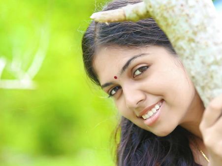 മോഹന്‍ലാലിന്റെയും ദുല്‍ഖറിന്റെയും അമ്മയായി അഭിനയിക്കുന്ന ഈ 27 കാരി !!