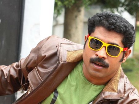ആറാം തമ്പുരാന്‍, നരസിംഹം മോഹന്‍ലാലിന്റെ തകര്‍പ്പന്‍ ഡയലോഗുകള്‍ അനുകരിച്ച് സുരാജ്, കാണൂ