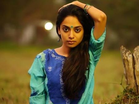 ഫേസ്ബുക്ക്, വാട്‌സപിലൂടെ പ്രചരിക്കുന്ന വ്യാജ വാര്‍ത്തയ്‌ക്കെതിരെ ഗൗതമി നായരും