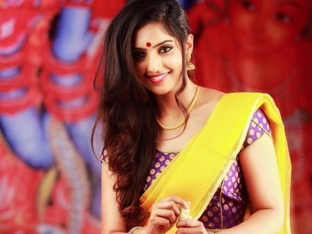 സെറ്റില്‍ നിവിന്‍ ഭയങ്കര സീരിയസായിരുന്നു, റീബാ മോണിക്കാ ജോണ്‍ പറയുന്നു