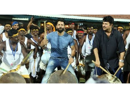 മമ്മൂട്ടിയുടെയും വിക്രമിന്റെയും ഡ്രംസ് കൊട്ട് വീഡിയോ വൈറലാകുന്നു