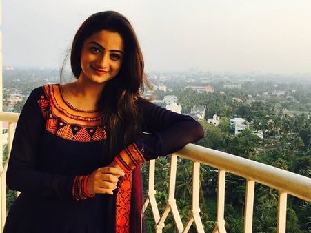 സംസ്‌കാരം എന്നൊരു സംഭവമുണ്ട്, ഫോട്ടോയ്ക്ക് കമന്റ് ചെയ്യുമ്പോള്‍ അത് മറന്ന് പോകേണ്ട