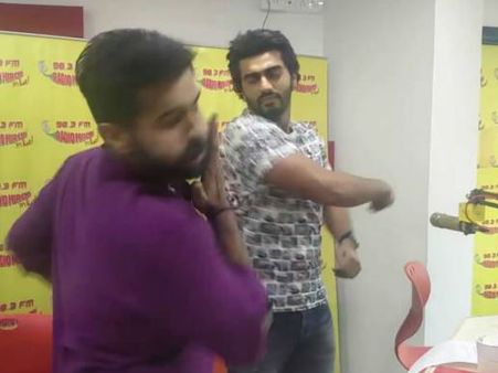 ചോദ്യം ഇഷ്ടപ്പെട്ടില്ല; അര്‍ജുന്‍ കപൂര്‍ റേഡിയോ ജോക്കിയെ തല്ലി; വീഡിയോ വൈറലാകുന്നു