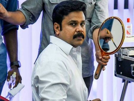 സൂപ്പര്‍താരമാണെന്ന് അറിയാതെ ദിലീപിനെ കൊണ്ട് ലുങ്കിയുടുപ്പിച്ച ജൂനിയര്‍ ആര്‍ട്ടിസ്റ്റുകള്‍